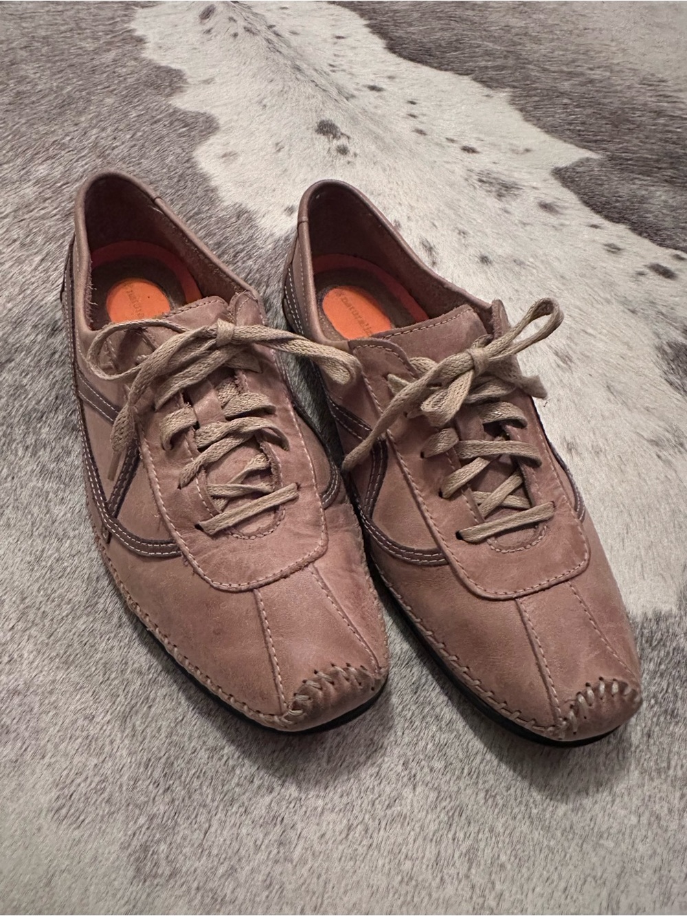 Women's Naturalizer Leather Casual Lace-Up Flats in Taupe Suede